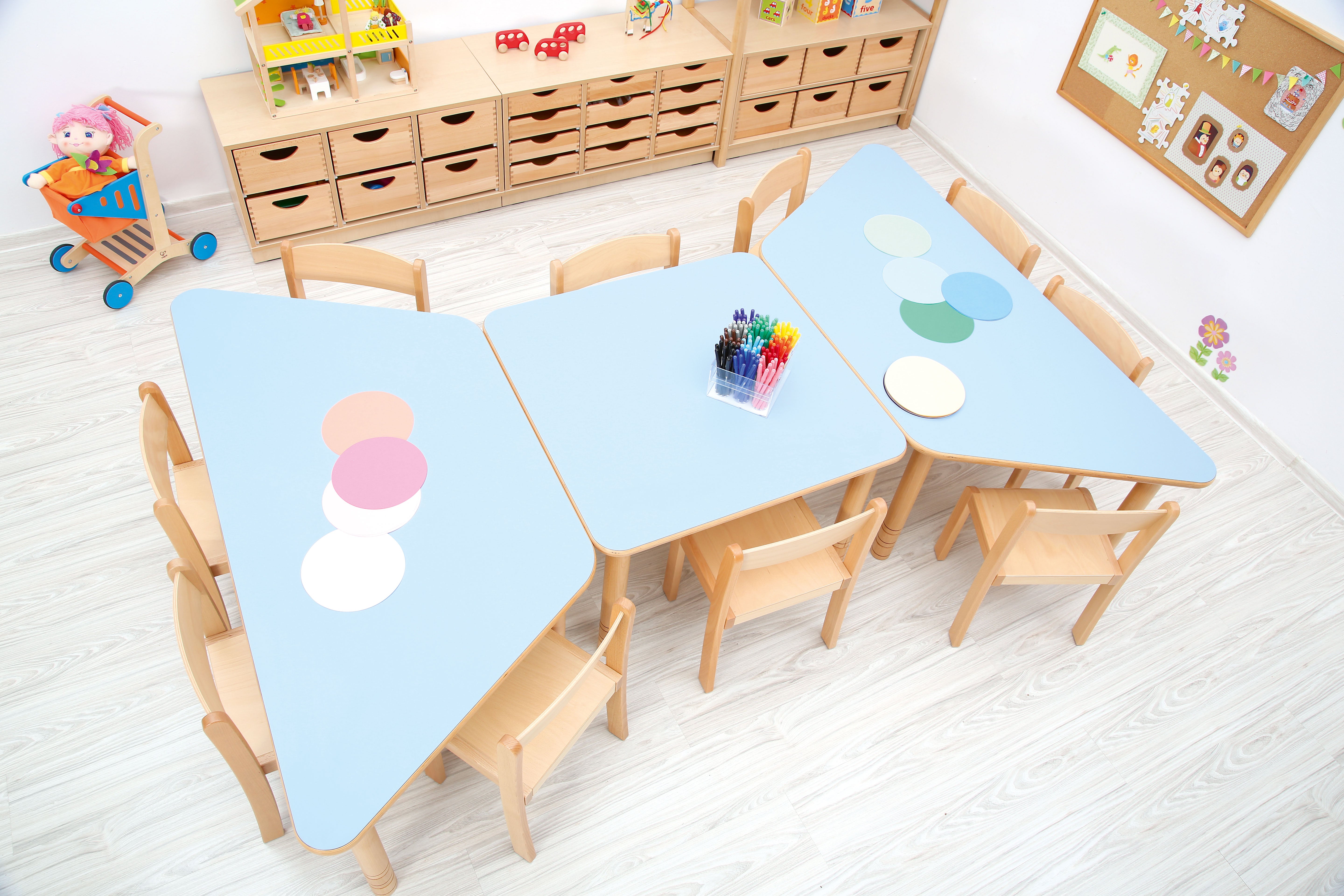 trapezförmiger Tisch für Kindergarten Krippe und Schule im Gruppenraum